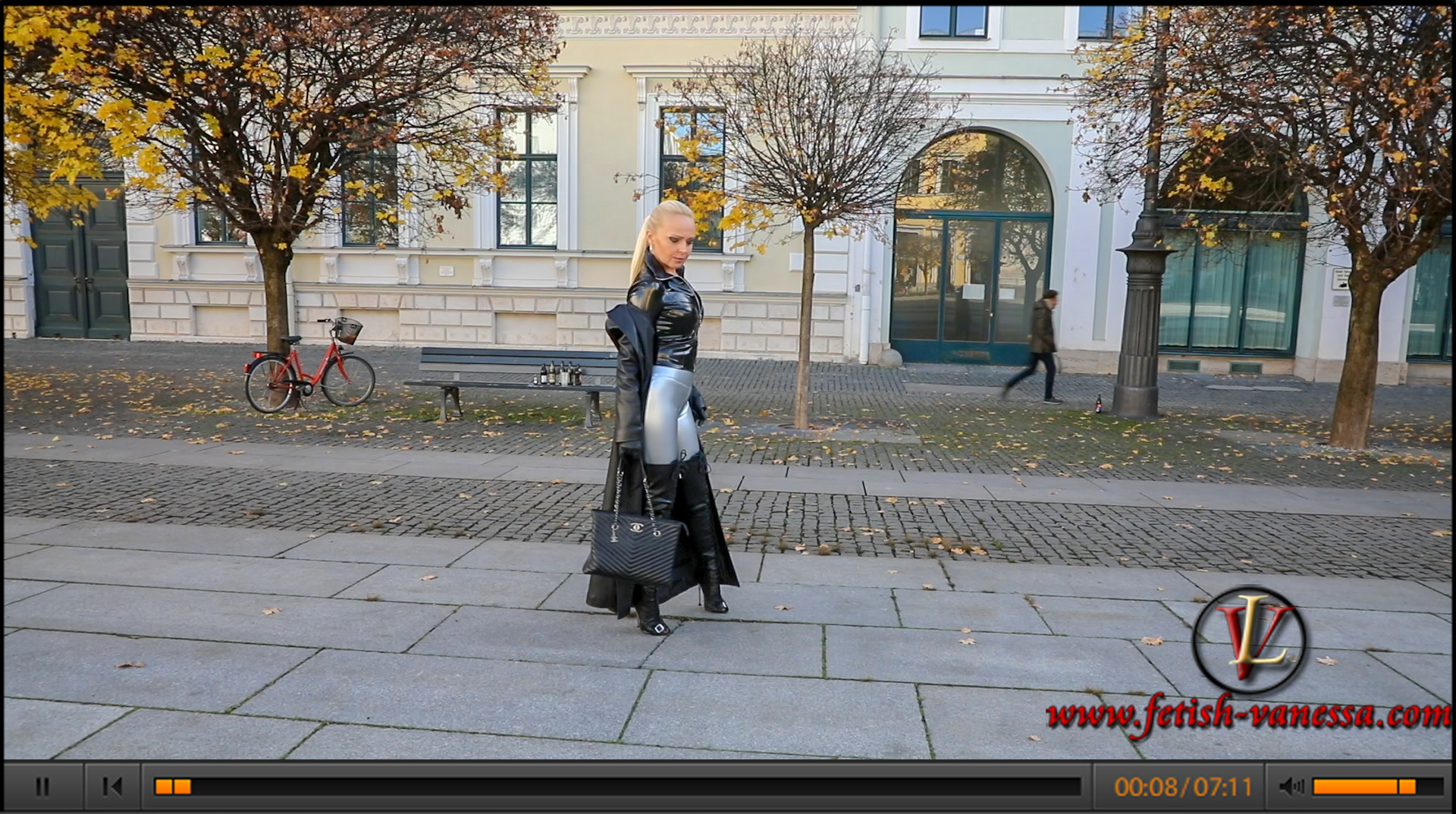 Jetzt, da das Wetter etwas besser ist, habe ich sofort die Gelegenheit genutzt und habe mit meinen ultrahohen Giaro Stiefeln einen Spaziergang über den Wittelsbacher Platz in München gemacht. Wer es nicht live gesehen hat, kann sich das Update auf meiner Webseite ansehen.