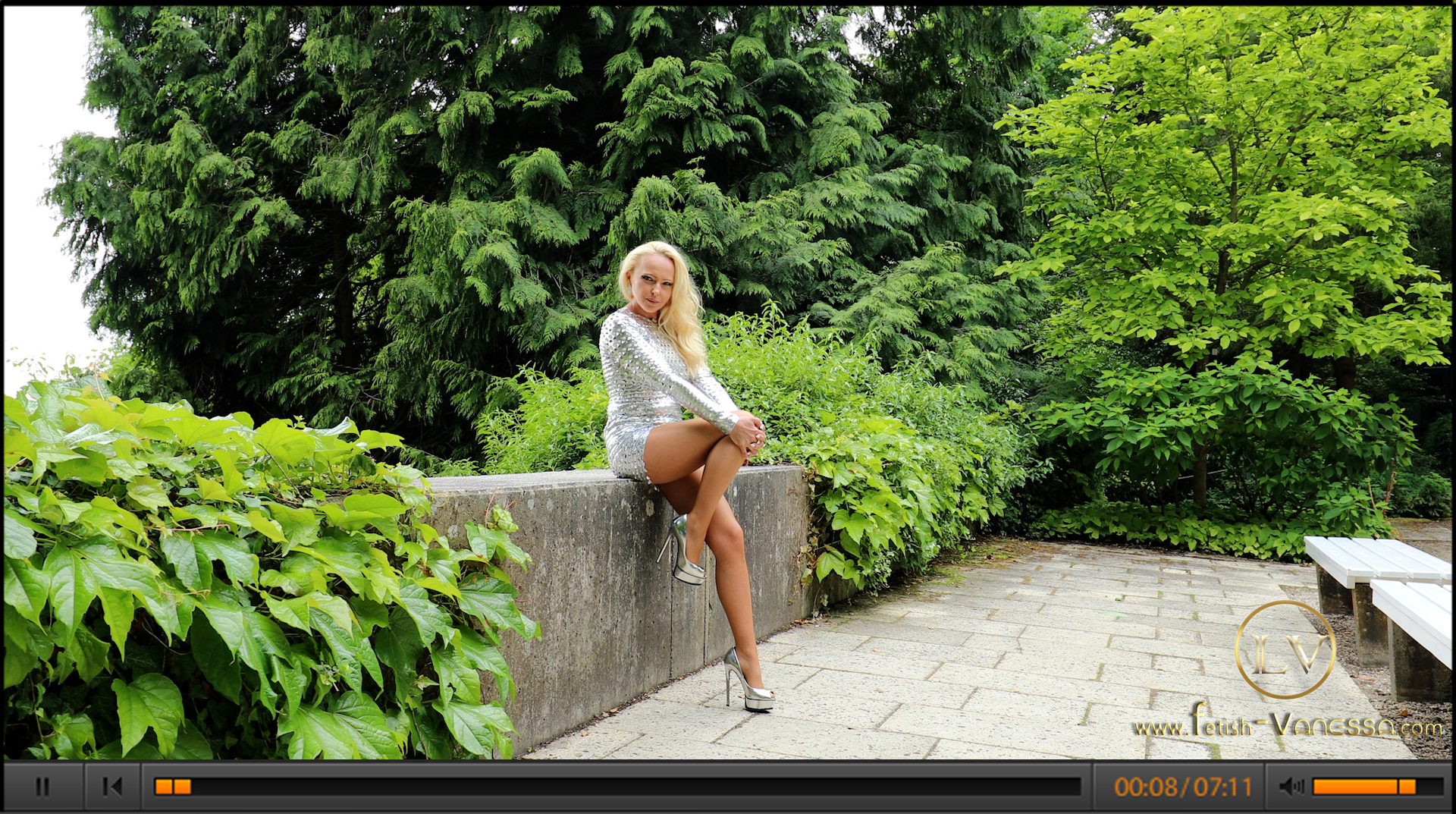 All in silver.
Thanks to the dear fan who sent me this sexy dress.
I can only say it wears very comfortably and is really suitable for this season.
Many air holes and ultra short, where my stockinged legs really come into effect.
I can only say that you have good taste and you always surprise me.
Lady Vanessa