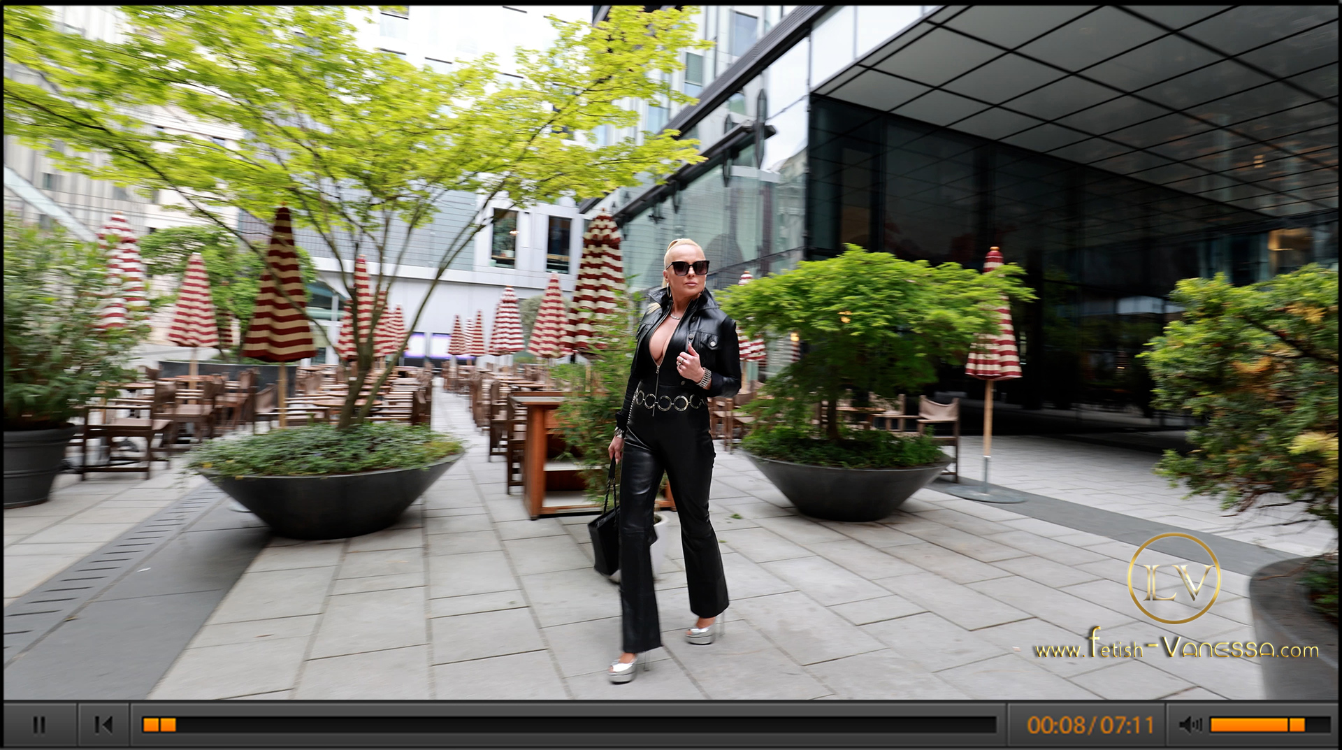 Diese Woche will ich euch eines meiner ersten Lederoutfits von Crazy Outfits zeigen, es ist ein schwarzer, knallenger Catsuit. Auch nach 20 Jahren ( ja, solange ist das schon her) kann ich ihn immer noch tragen und ich finde, es sieht sogar noch besser aus als damals.
Wünsche euch ein schönes Wochenende
Lady Vanessa💋